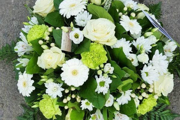 Coussin Blanc. Gerbe deuil de fleurs blanches pour un dernière hommage