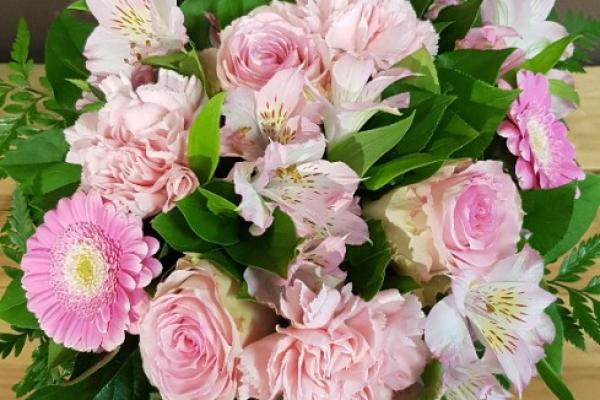 La rosée, bouquet rond aux couleurs saumon et rose, printanier !
