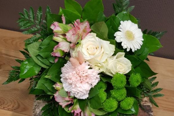 Mamy !!!!!  Tout en tendresse rose et blanc.