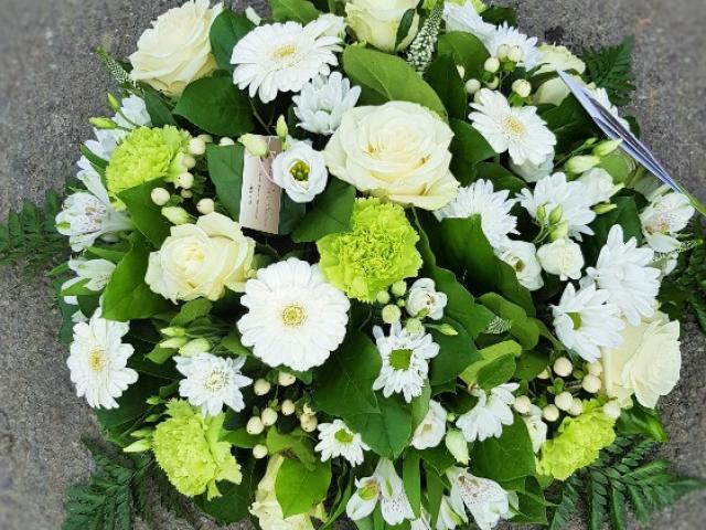 Coussin Blanc. Gerbe deuil de fleurs blanches pour un dernière hommage