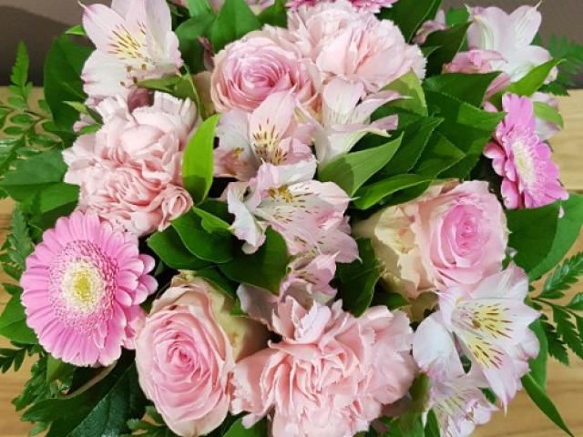 La rosée, bouquet rond aux couleurs saumon et rose, printanier !
