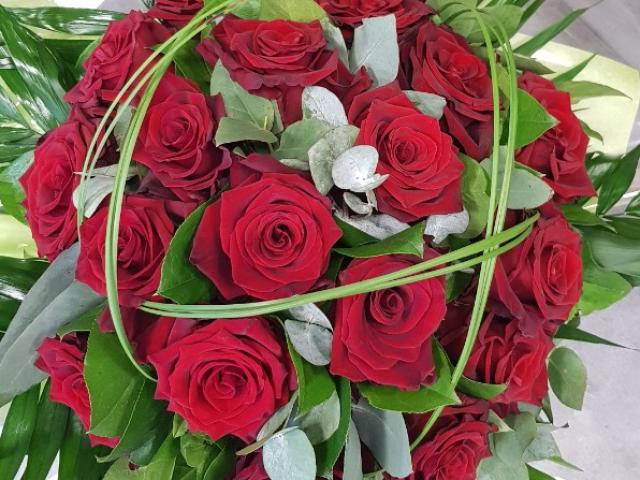 Amour passion 19 roses rouge dans un bouquet mi-long 
