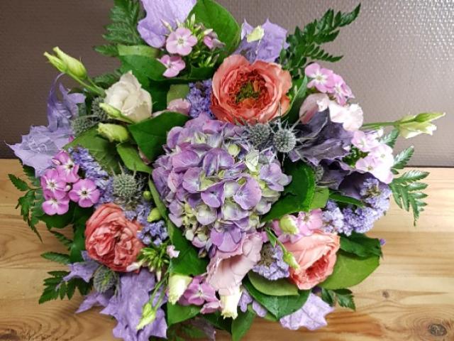 NOVEMBRE. le bleu des feuilles de chênes teinté et de l'hortensia signe d'hiver 