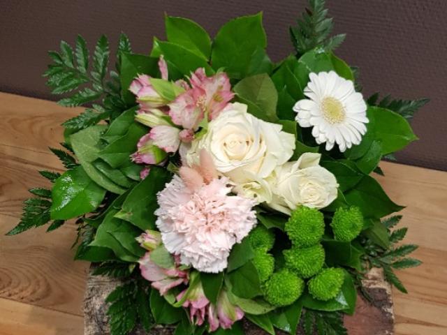Mamy !!!!!  Tout en tendresse rose et blanc.