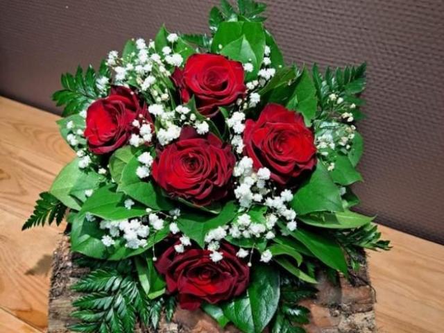 Le classic  (bouquet rond de roses avec gypsophile toujours élégant)